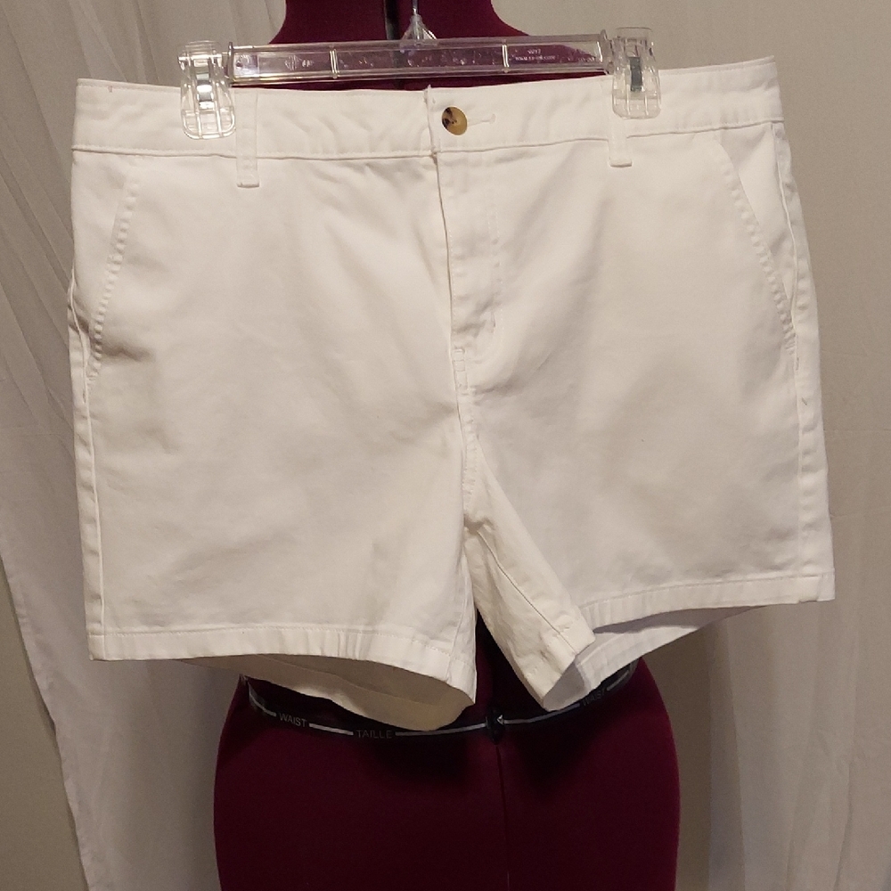 NWOT A.N.A. women's shorts. White. Size 14 midrise 5" insea.